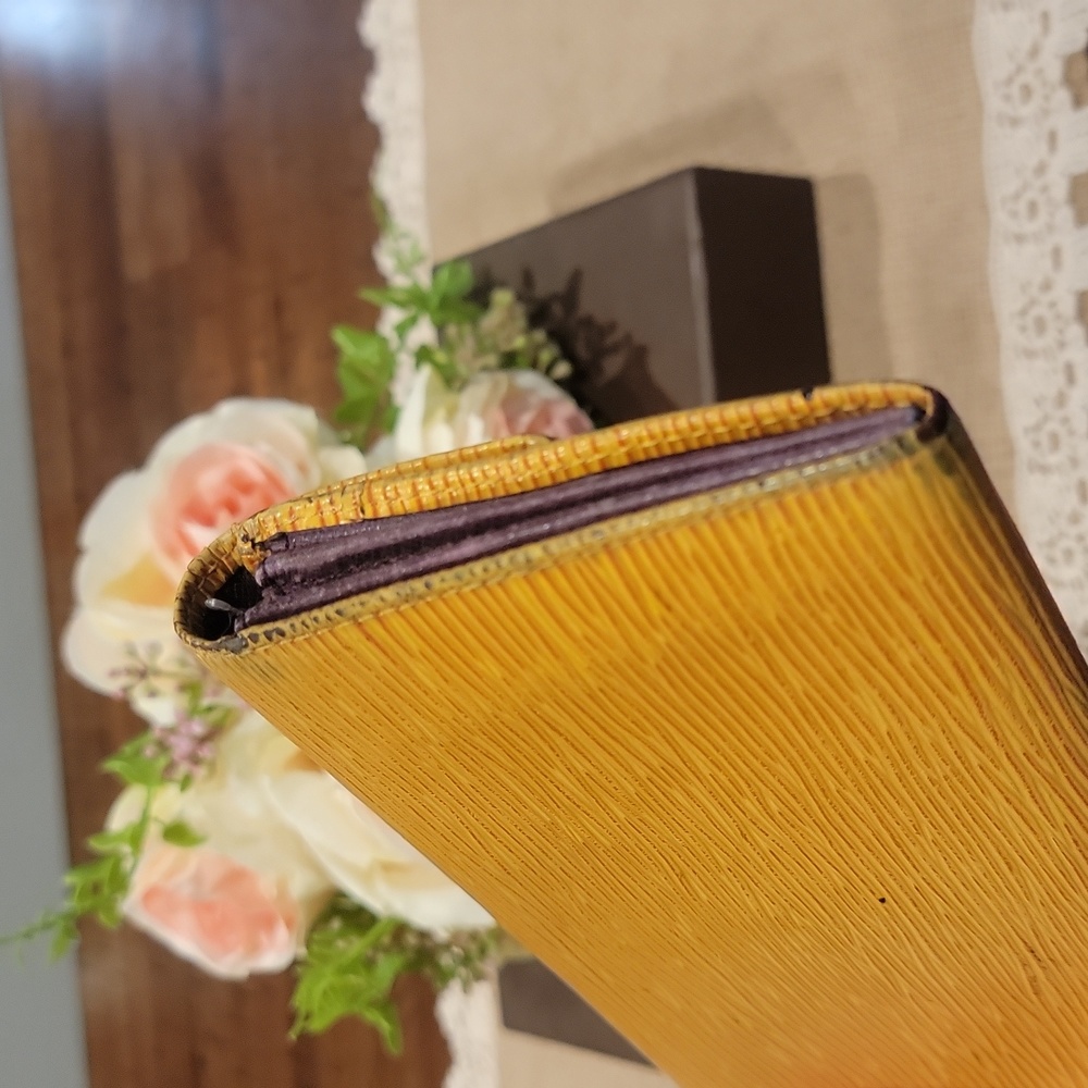 Authentic Louis Vuitton Epi Sarah wallet - Picture 4 of 9